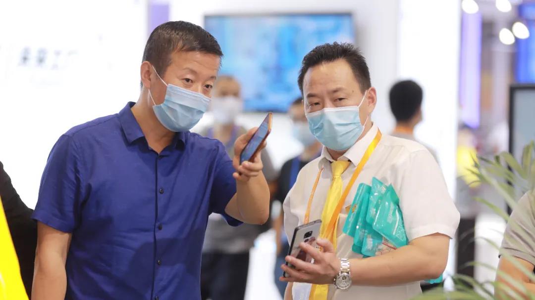 机器人列阵亮相工博，九众九圈粉无数！