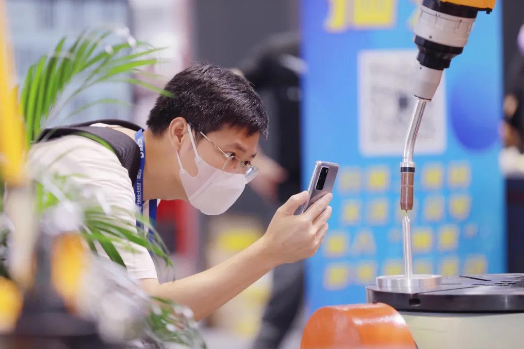 机器人列阵亮相工博，九众九圈粉无数！