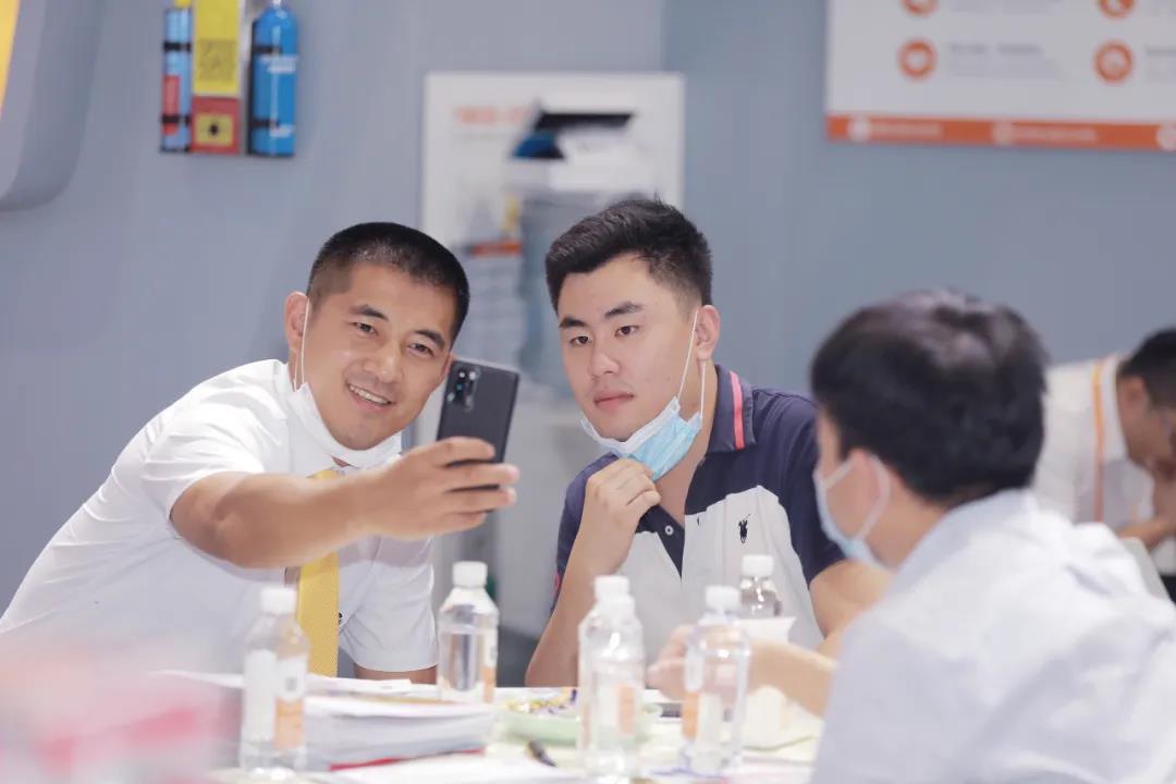 机器人列阵亮相工博，九众九圈粉无数！