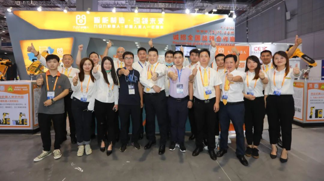 机器人列阵亮相工博,九众九圈粉无数!